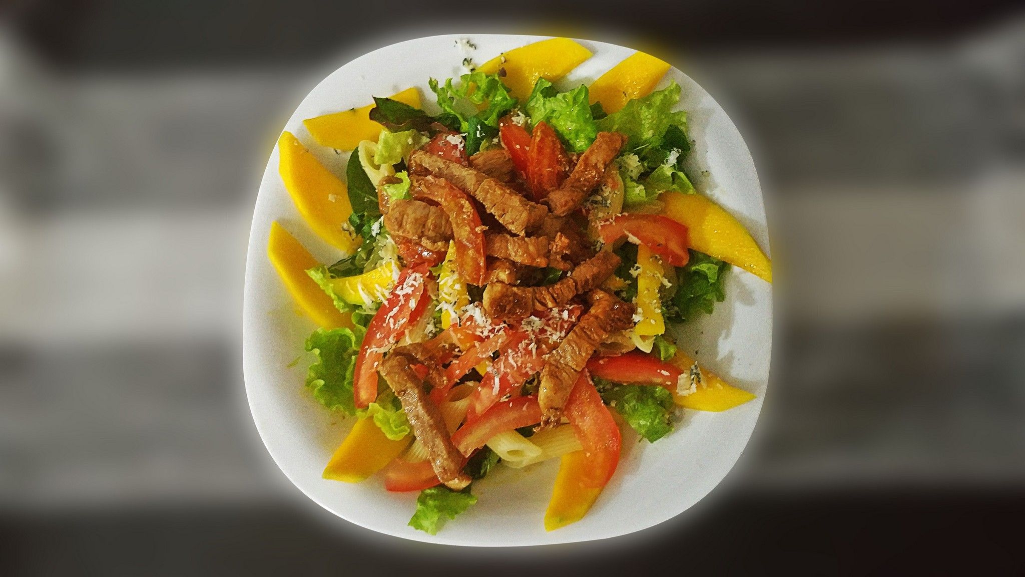 Salada com penne manga e filé de lombo